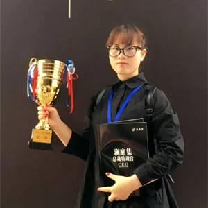 个人简介

覃芳玉，广西壮族自治区河池市巴马县人，2015年就读于广西培贤国际职业学院，室内设计专业，培贤大学生微商代表人物、品牌总监、个人信用管理导师。
