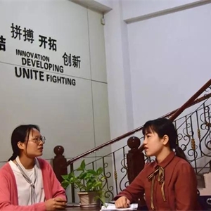 覃芳玉的家乡在广西壮族自治区河池市巴马县一个小山村，家境贫寒，使得她从小就独立。她与培贤意外的结缘，并因为这个意外，成就了她传奇的人生。

覃芳玉说“来培贤，是我瞒着所有人做的决定，只一眼，就让我觉得，非它不可。现在我很想说，选择培贤，我很庆幸！”