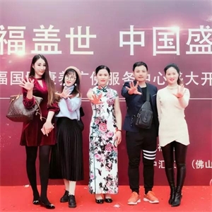 因为从小体弱多病，覃芳玉和她的父母时常在各大医院奔波，期间药物的费用不计其数。



一次，她和往常一样刷朋友圈，突然看到朋友圈里的一款微商产品特别吸引她。经过询问后，她觉得这款产品正好适合自己，经试用后觉得效果可嘉、安全，但价格远超出了自己的经济承受范围。后来了解到代理既可以享受代理折扣又可以赚钱，这样的话也许不久，自己也能承担食宿费车费。



眼见为实，耳听为虚，她决定亲自去公司考察。经过三天对公司的了解，覃芳玉认为公司规模生产线都达到合格线以上。



代理期间，覃芳玉亲身体验到了产品带来的好处，在这个经济发达的社会，什么是人们最关心的话题？那就是健康与美丽。