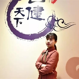 成长绝不会一帆风顺。做了微商后的她，因为长时间的刷屏打广告，导致许多同学朋友纷纷屏蔽了她，连最好的闺蜜也不例外。覃芳玉当时心里十分难过，不料，父母在机缘巧合下也知道这件事，极力反对，劝阻她放弃微商这份吃亏不讨好的职业。

大家的远离和质疑，给她带来了前所未有的压力，当时的她，几乎想要放弃。她开始反思自己，做微商，真的错了吗？

在覃芳玉人生低谷的时候，是培贤的何厚煌博士和区寿本博士给她带来了曙光。让她重新拾起信心，勇往直前。

覃芳玉说“我很感谢学院的两位董事长，是他们给了我鼓励。他们每次回到学院，都像长辈一样，亲切的问候我们，学习怎么样，微商做得怎么样，鼓励我遇到困难要勇于面对困难,解决困难,是他们让我觉得我的决定是正确的。”