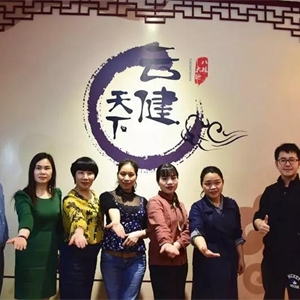 现在，她从事金融行业。很多人可能难以明白，一个学室内设计专业的、或是微商品牌总监为什么要转行做金融，但她说，她并没有转行，她不过是在原有的行业上重新规划。金融是一门非常有潜力的行业，她坚信自己的选择没有错，也相信未来还可以变得更好。



Be Peixianian realize the China Dream 做个培贤人，实现中国梦。在培贤三年， 感谢我的大培贤，是它给予我无限前进的勇气和力量！让我实现了自身的人生价值，成就了我的梦想！

——覃芳玉