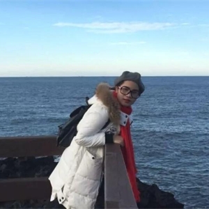 她是覃芳玉
一个用自己的方式去创造奇迹的女子，

从女神到女王的蜕变，

不过是比别人多了一份坚持。