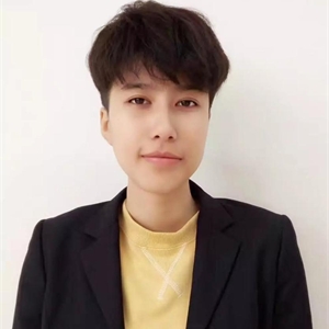 就读于培贤的同学对这位人物一定不陌生——罗雅文，她是学院的首届毕业生，同时还是培贤校友会首届理事会理事长，自16年8月作为优秀毕业生而留任学院校团委干事一职，主要负责共青团的日常管理以及院内大大小小二十多个学生社团，培养学生骨干，组织学院各大活动，工作期间颇得领导及老师赞赏，毕业没多久，已经完全能够独当一面，做一名优秀的团委干事。

大学时期，作为一名标准的学霸，她曾连续2年获得学院“优秀学生”称号，获取ABE（英国工商管理协会）奖学金2万元；

在16年12月份的ABE全球考中，她顺利完成了会计专业（Business Management with a Financial Management focus）的17门考试，并在17年3月拿到了ABE颁发的高级资格证书。