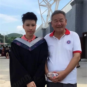 同年，她考取了广西大学自考本科英文专业学士学位。

17年11月，她拿到了英国赫尔大学（UNIBERSITY OF HULL）工商学院硕士企业管理专业的offer，并荣获学院公派留学的机会，于是，今年6月，她即将奔赴英国开启全新的旅程。