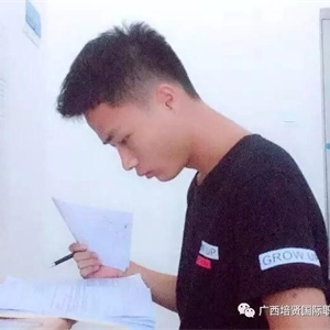 肖富文同学的创业故事从他大一就开始了。
由于家庭经济问题,肖富文上大学后,他的家庭已经无法足额给他支付学费了。他告诉我们:
“上大学时,家里很努力支付我的学费,我却无法安心地学习,一方面特别心疼家里的父母,因为家里的基本生活都很难保证了,还要节衣缩食供我上学,觉得他们特别辛苦。从那时候开始,我决心要改变现状,首先就从改变自己开始。”