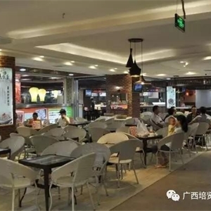 师生缘美食城对外招商,2015级肖富文、何明冬、宁章同学及2016级陈天福、伍华键同学在学院的支持下成功拿下商业街多个店面。自己亲自动手装修并与商家联盟,充分体现出培贤学生的创业意识及吃苦耐劳的品质。