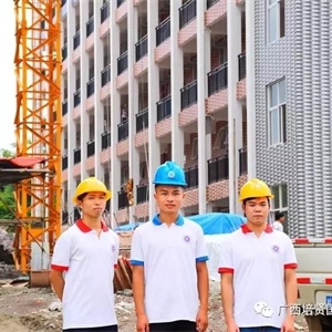 肖富文同学在董事长的鼓励下和工程部领导的帮助下,经过投标后顺利的拿下了学院5#6#宿舍楼的内墙散灰、外墙涂料的工程项目。
很多人都问,为何学生能有那么大的力量去承包工程项目,因为在学生的背后,培贤是最强大的后盾,肖富文同学的家庭背景也是主要做工程施工的,人力物力质量都跟得上工程队步伐。