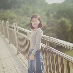 17汽车营销与服务1班
在班级担任班长一职,在公关协会担任秘书部部长一职
荣获国家励志奖学金
获校级“优秀班干部”
获院级“三好学生”
获第三届田径运动会女子“4×200”米第二名获“优秀志愿者”
个人格言:少壮不努力,老大徒伤悲