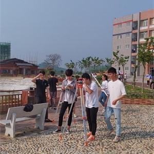 我院学生使用水准仪测量高程
