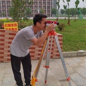 学我院生使用水准仪测量高程
