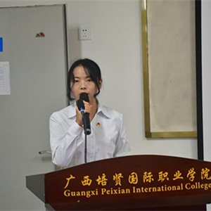 杨贵婷同学进行“我与祖国共奋进——国旗下的演讲“