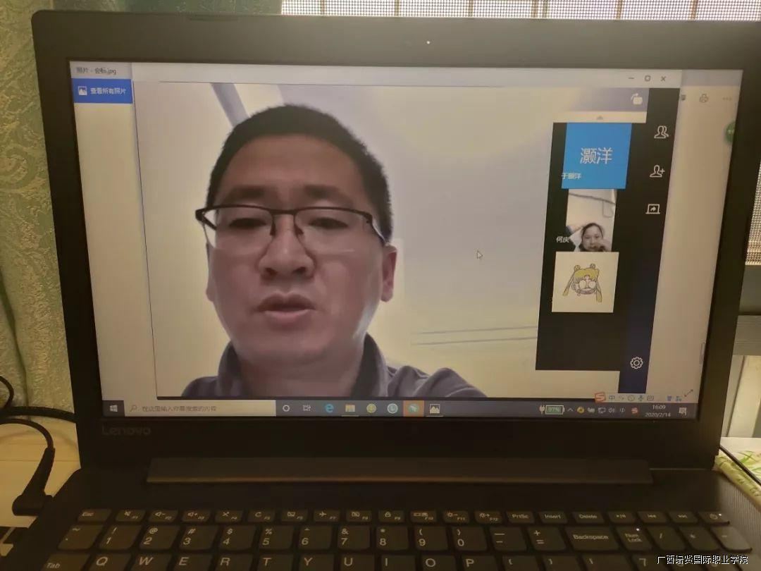 图为于灏洋副校长解读《广西培贤国际职业学院关于新型冠状病毒感染肺炎疫情防控期间教学工作方案》等相关方案政策